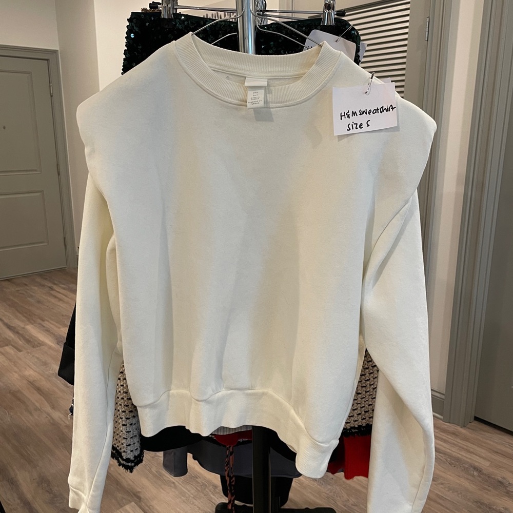 Sweatshirt with shoulder pads